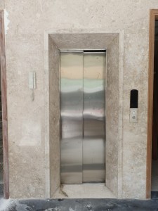 Đá Oman ốp thang máy